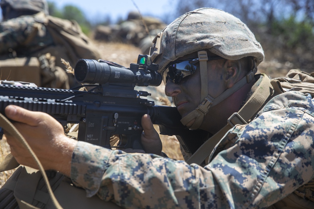 4th MarDiv Marines compete during rifle squad competition