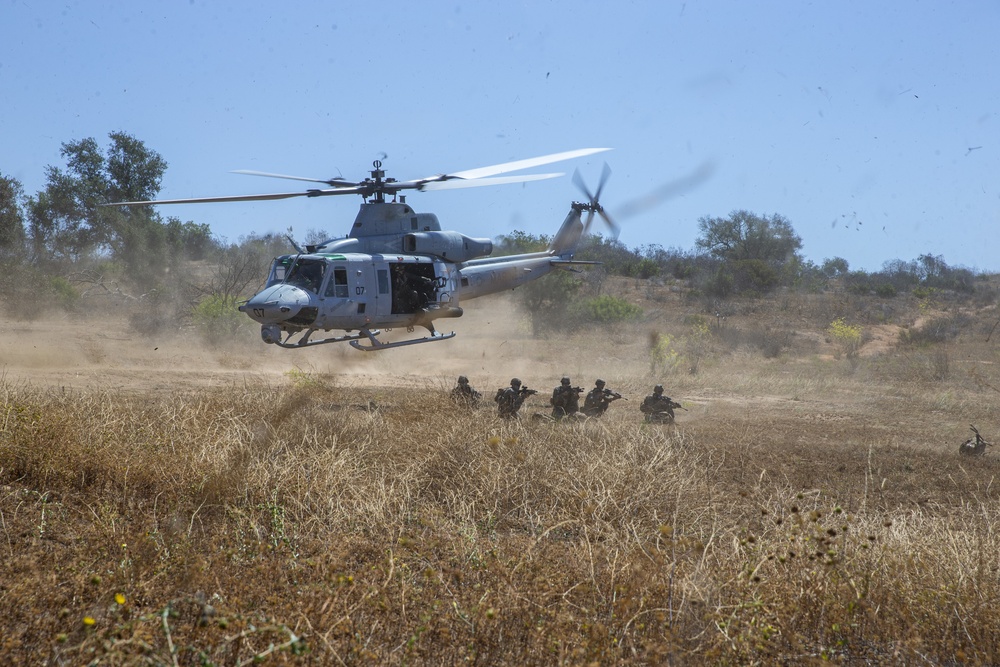 4th MarDiv Marines compete during rifle squad competition