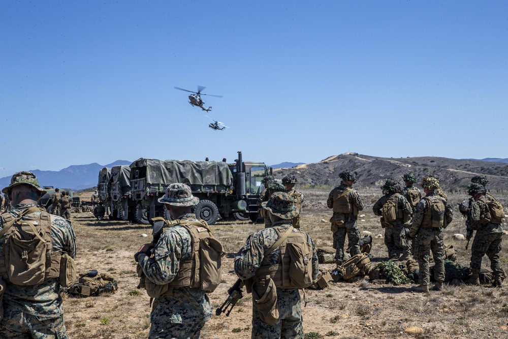 4th MarDiv Marines compete during rifle squad competition