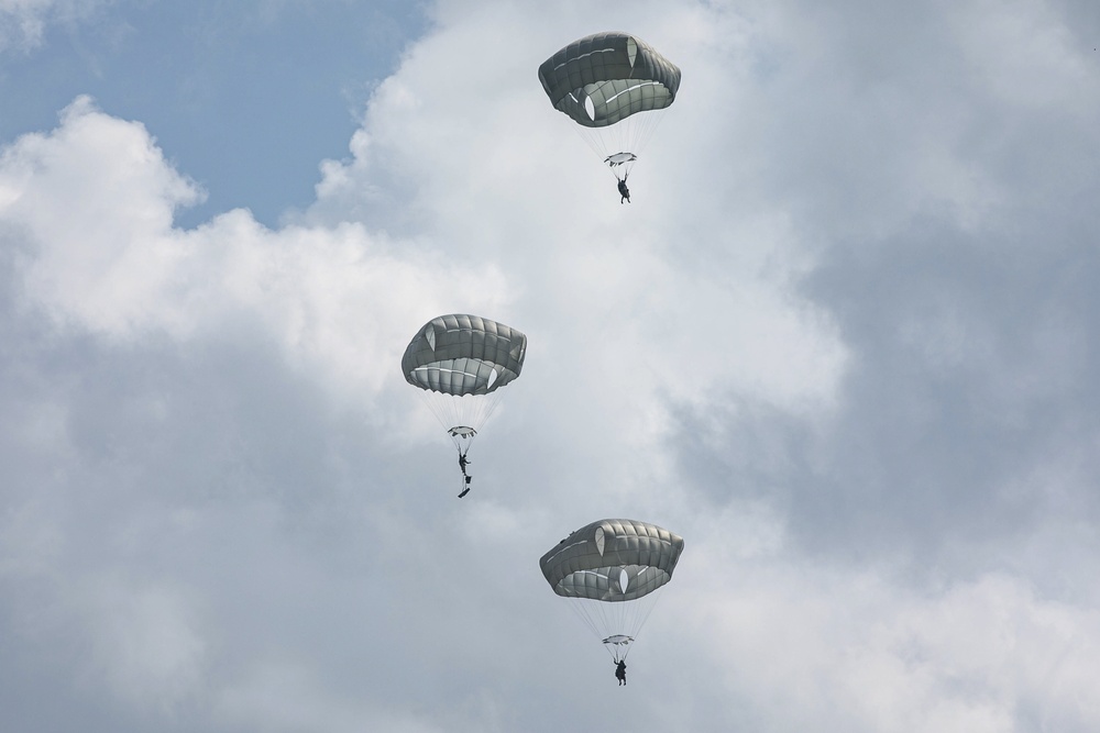 82nd Airborne conducts JFEO with TNI in Indonesia