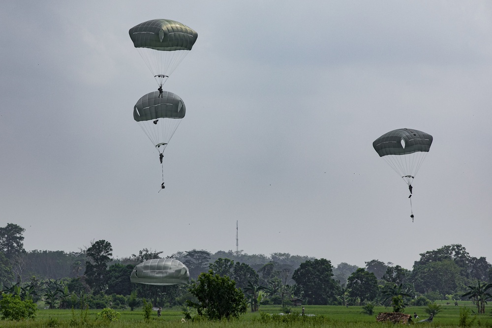 82nd Airborne conducts JFEO with TNI in Indonesia