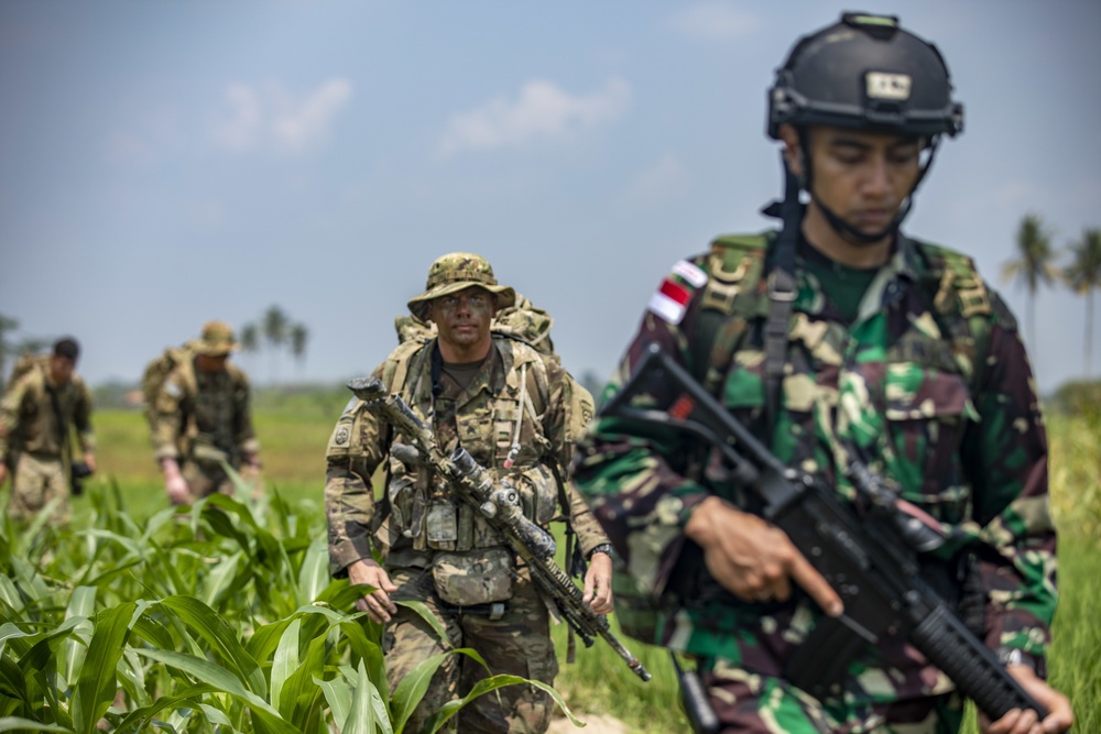 82nd Airborne conducts JFEO with TNI in Indonesia