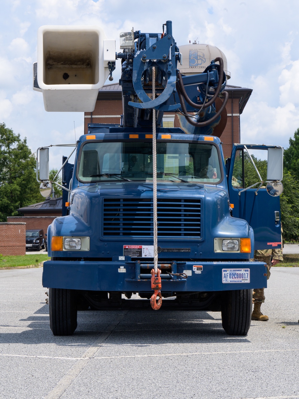 Airmen attend bucket truck training