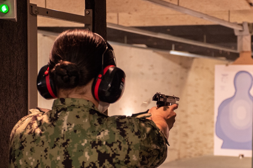 210803-N-YF306-0342 NEWPORT, R.I. (Aug. 4, 2021) Officer Candidate Fires M9 Pistol During Small Arms Qualification