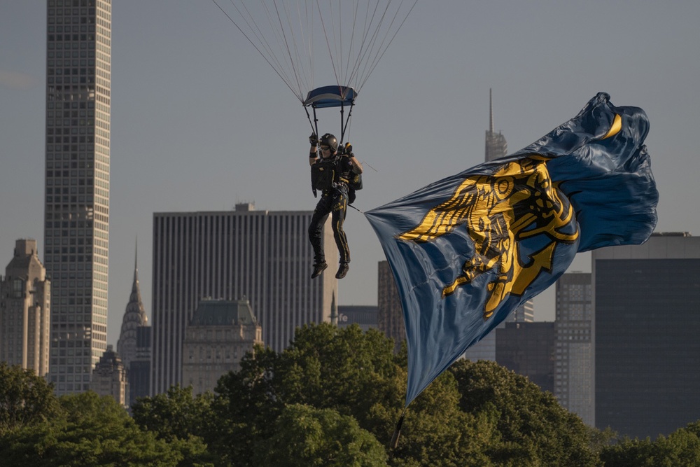 US Navy Leap Frogs Jump Over Central Park