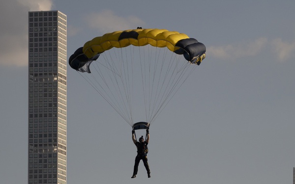 US Navy Leap Frogs Jump Over Central Park