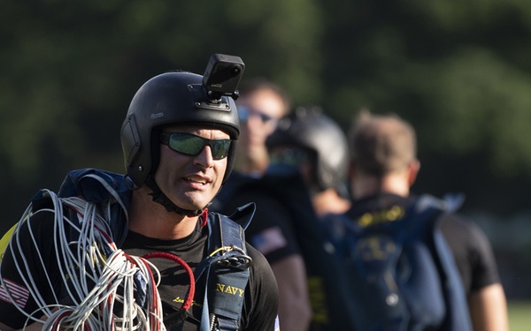 US Navy Leap Frogs Jump Over Central Park