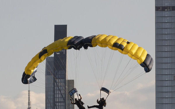 US Navy Leap Frogs Jump Over Central Park