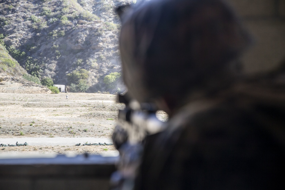 4th MarDiv Marines compete during rifle squad competition