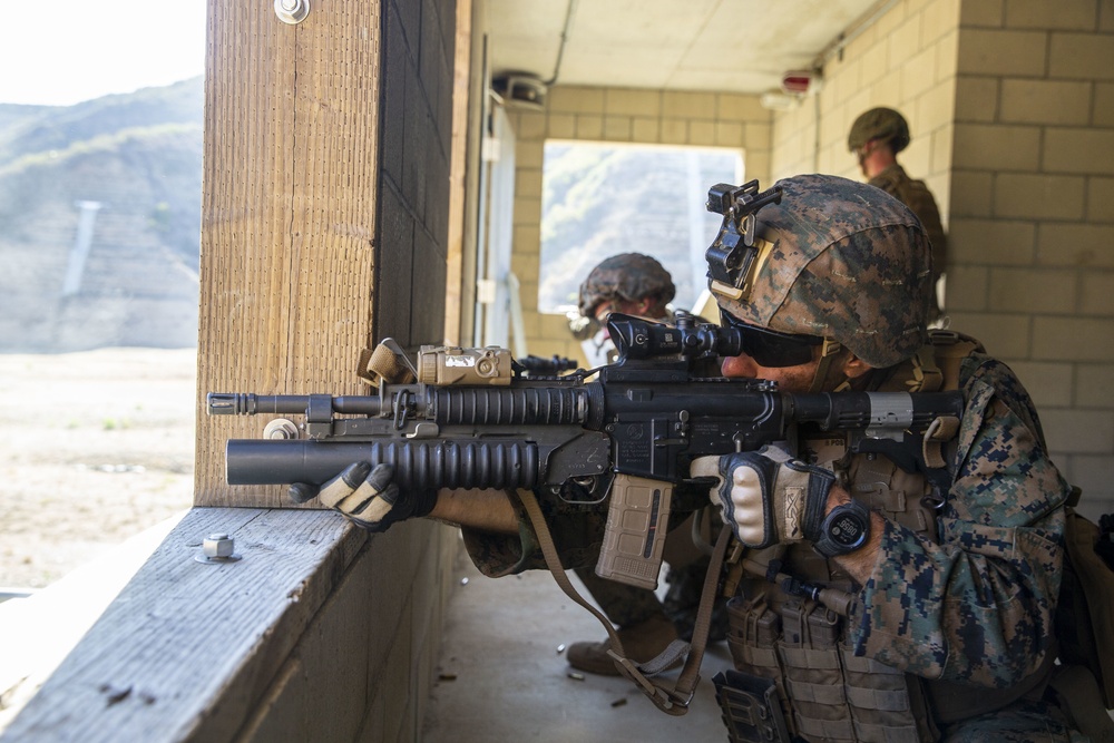 4th MarDiv Marines compete during rifle squad competition