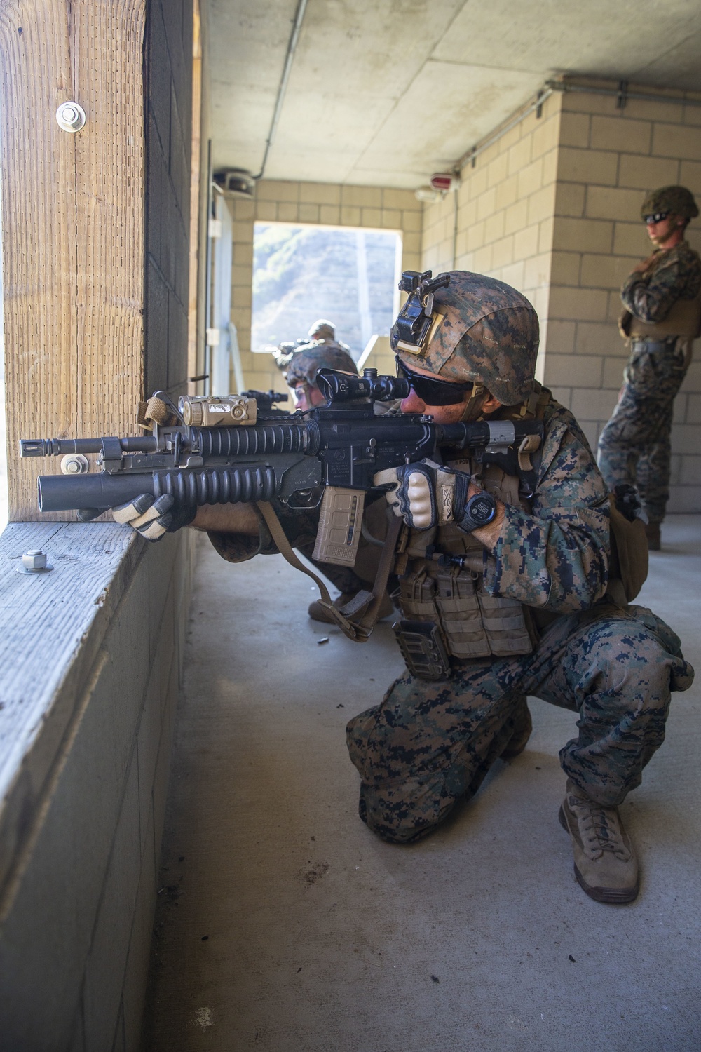 4th MarDiv Marines compete during rifle squad competition