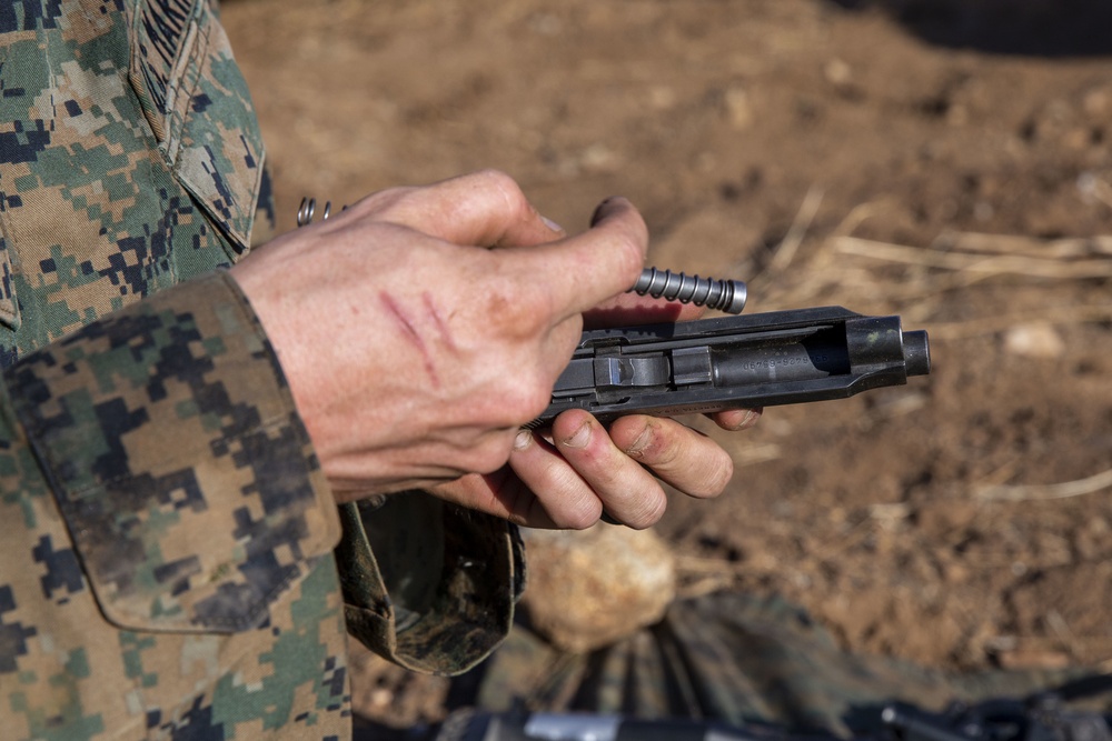 4th MarDiv Marines compete during rifle squad competition