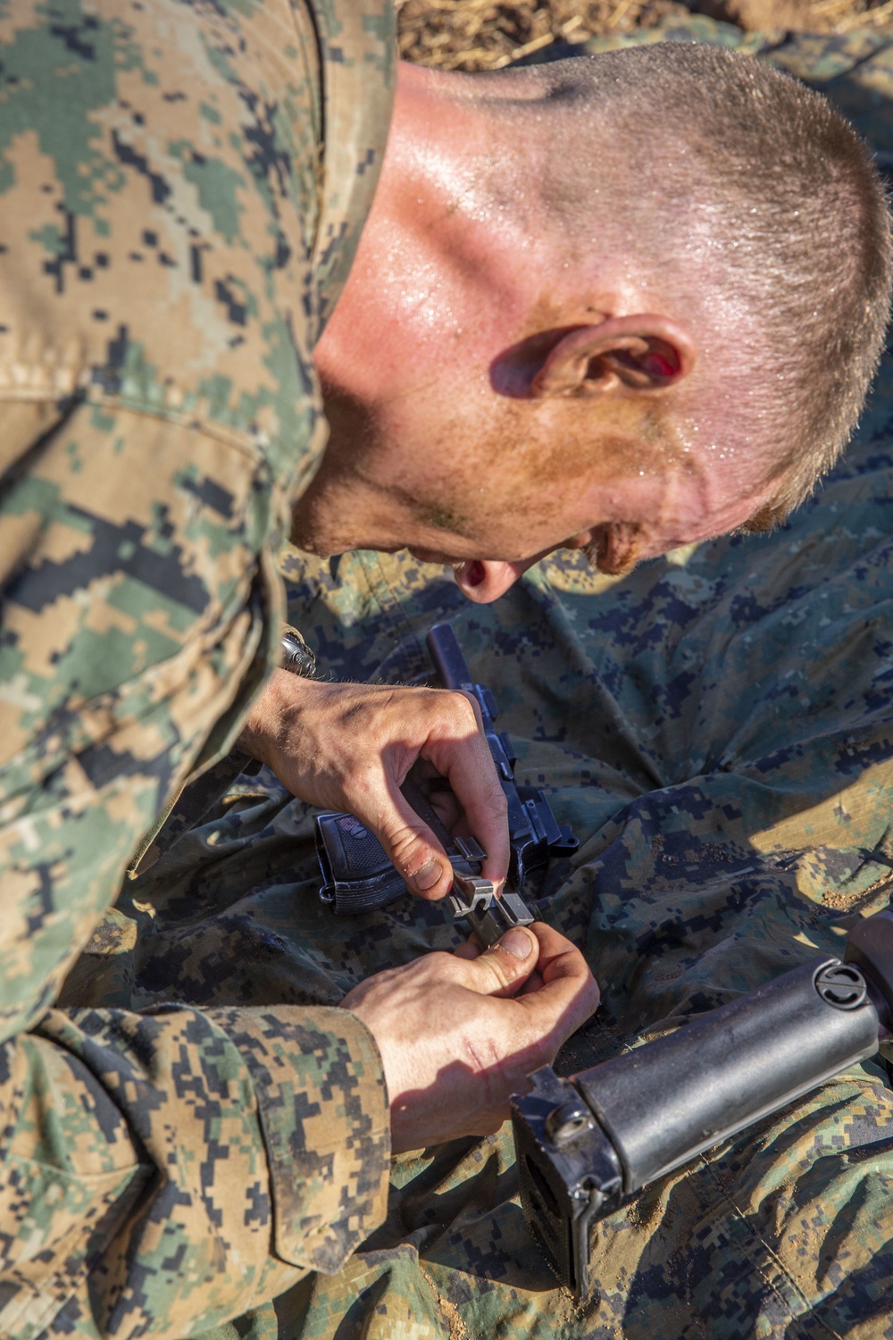 4th MarDiv Marines compete during rifle squad competition