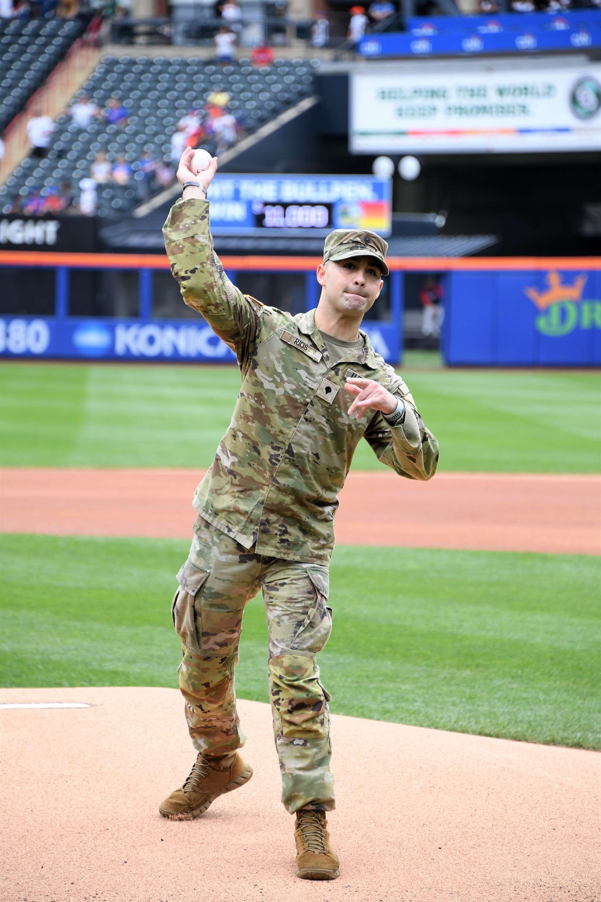 Big Red 1 Soldier throws out first pitch via satellite for NY Mets