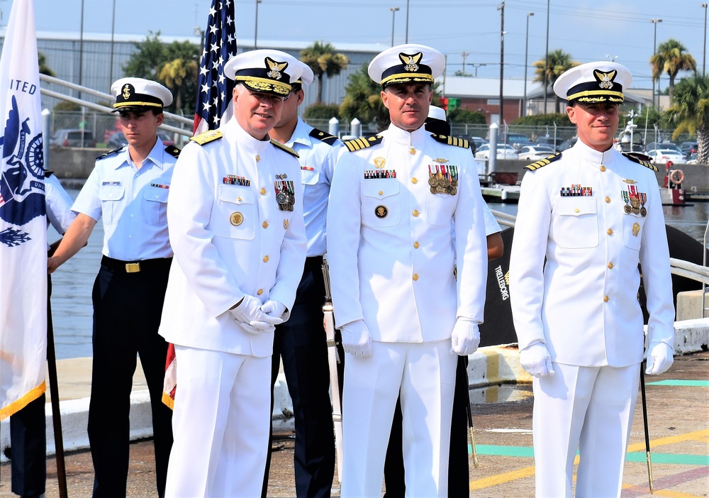 New commander at helm of USCGC Hamilton (WMSL 753)