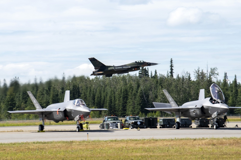 Eielson hosts Arctic Lighting Airshow 2021