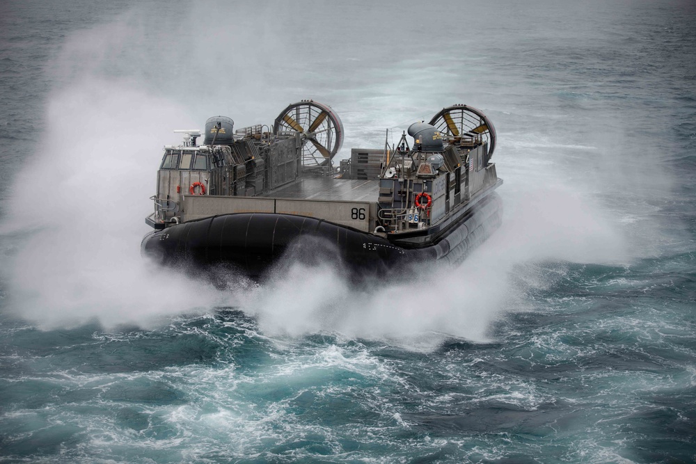 Kearsarge Conducts LCAC Operations