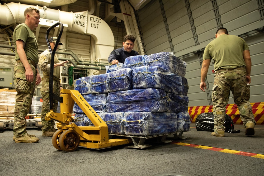 Coast Guardsmen Prepare to Transfer 575 Kilograms of Suspected Contraband