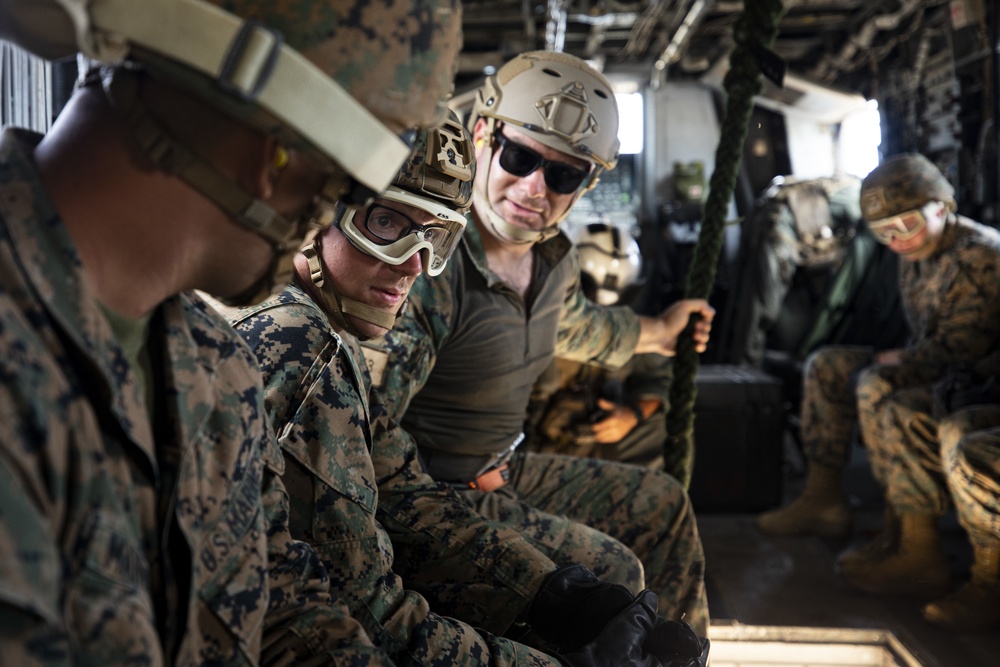 US Marines conduct helicopter rope suspension techniques aboard MCBH