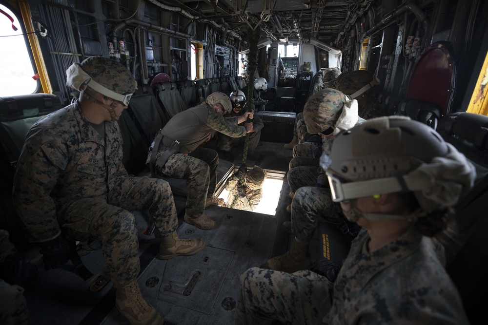 US Marines conduct helicopter rope suspension techniques aboard MCBH