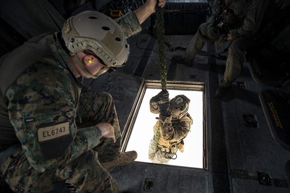 US Marines conduct helicopter rope suspension techniques aboard MCBH