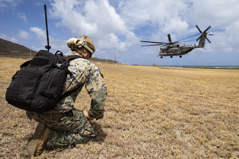 US Marines conduct helicopter rope suspension techniques aboard MCBH