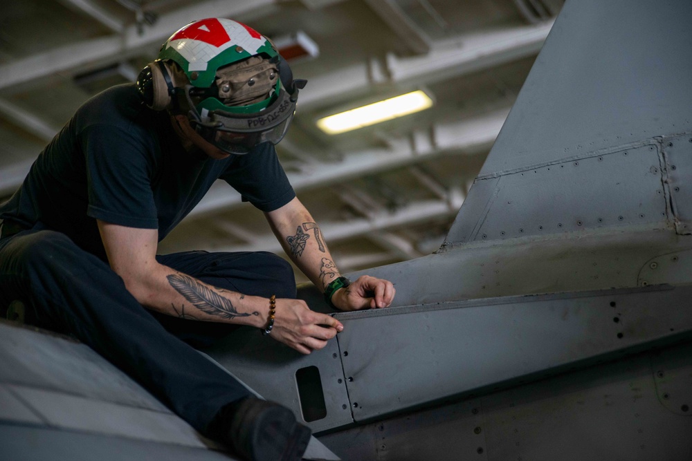 USS Ronald Reagan (CVN 76) Hangar Bay Maintenance