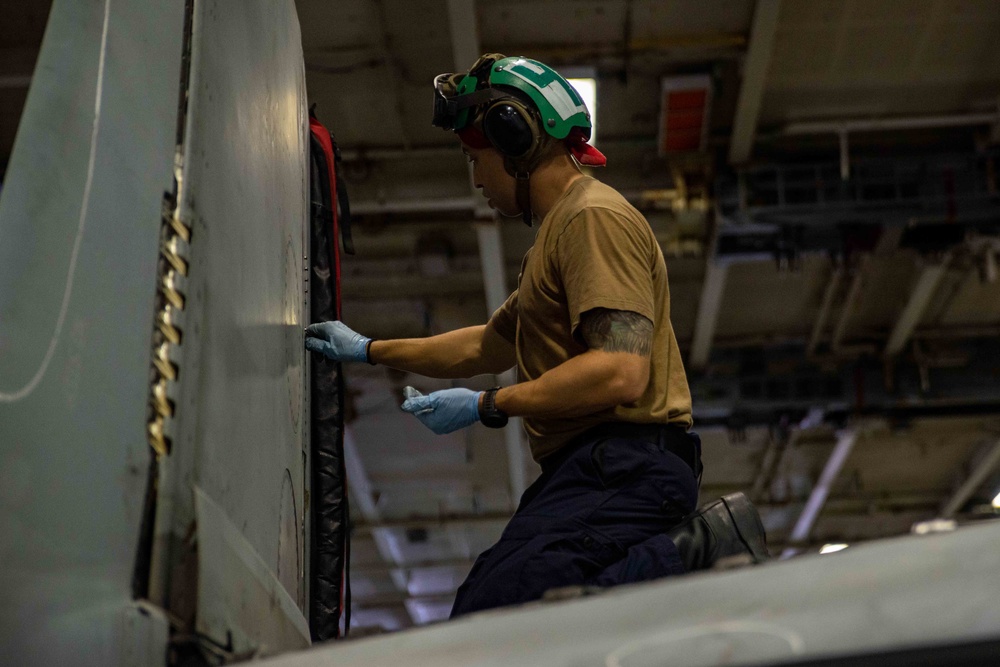 USS Ronald Reagan (CVN 76) Hangar Bay Maintenance