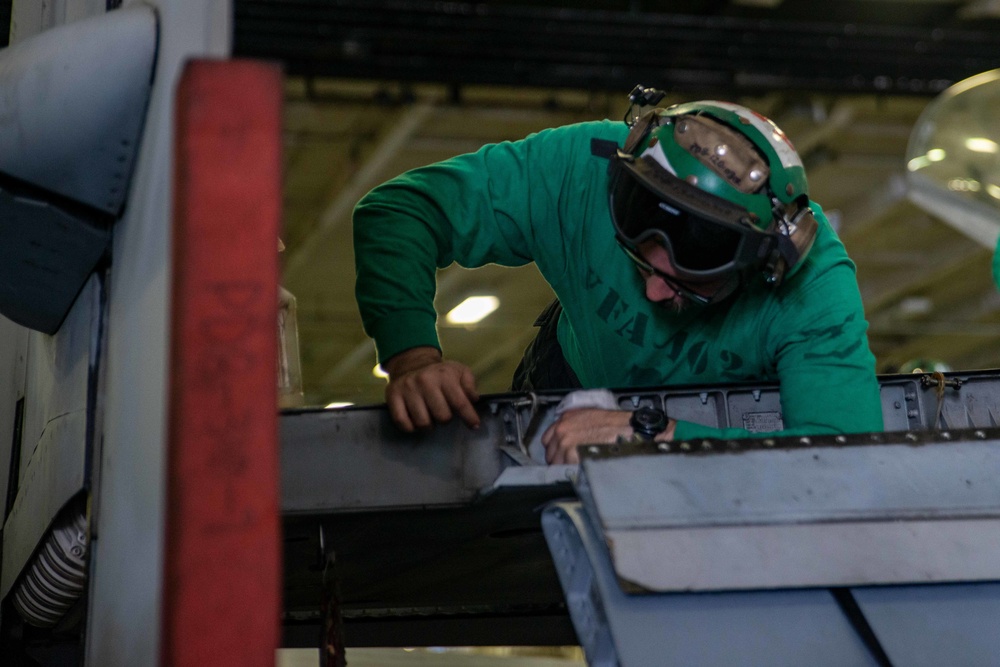 USS Ronald Reagan (CVN 76) Hangar Bay Maintenance