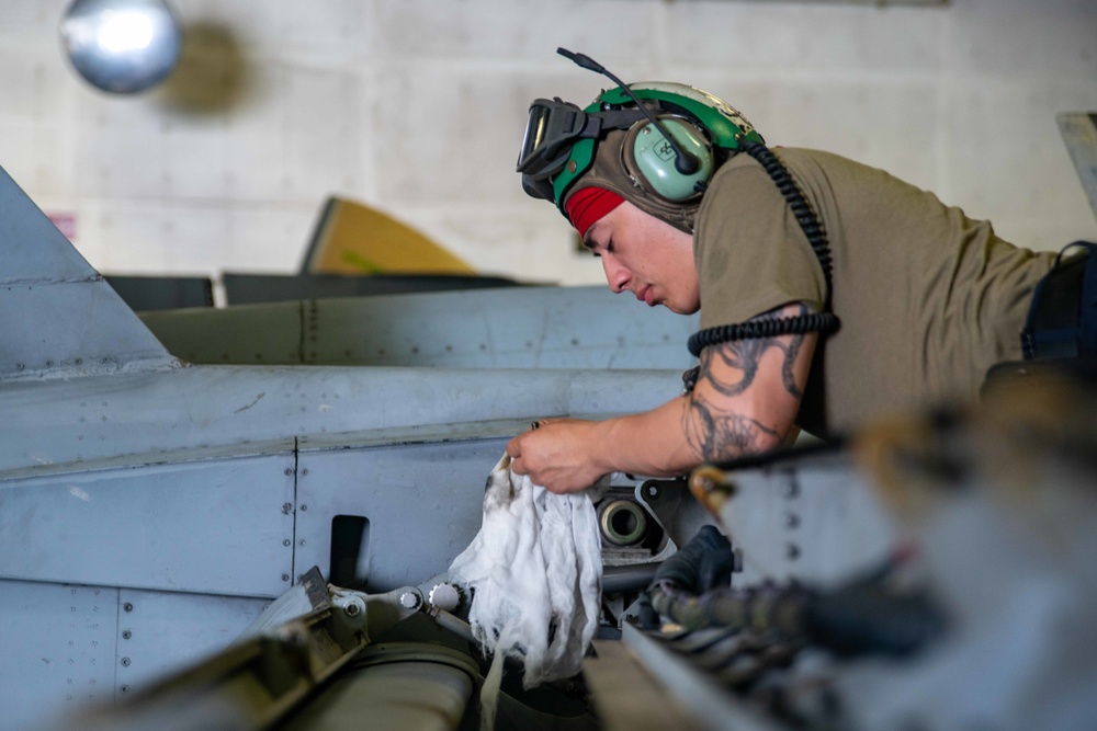 USS Ronald Reagan (CVN 76) Hangar Bay Maintenance