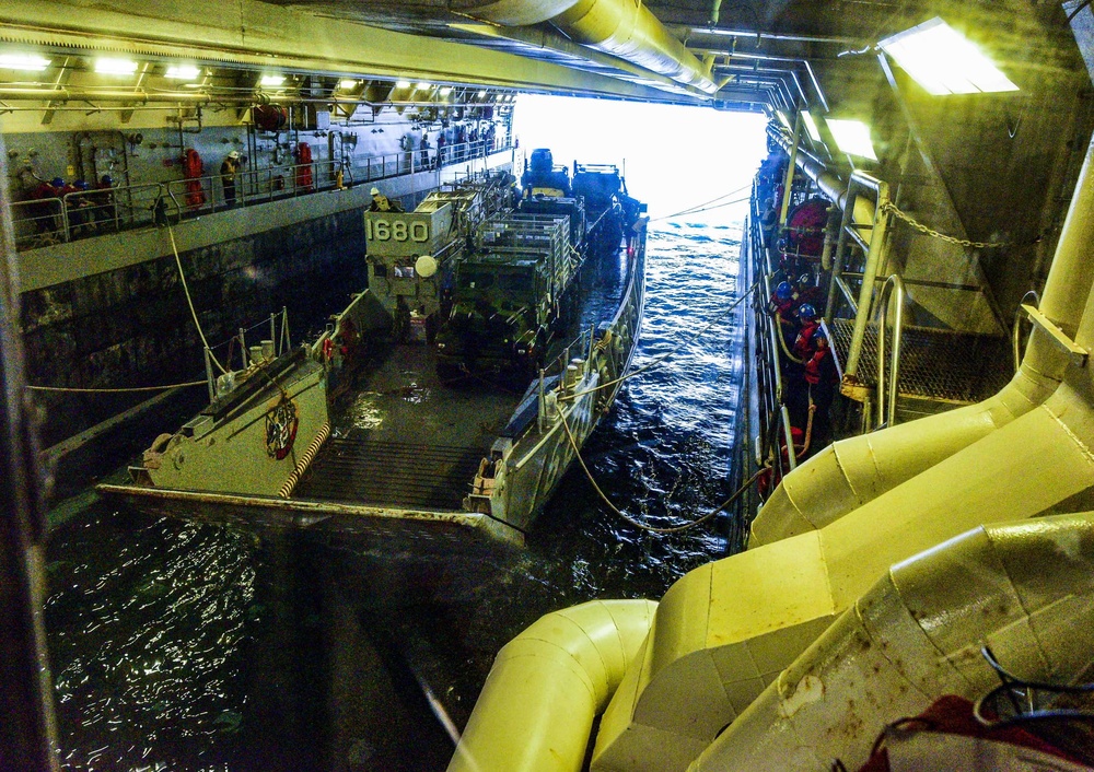 USS John P. Murtha (LPD 26) LCU Recovery