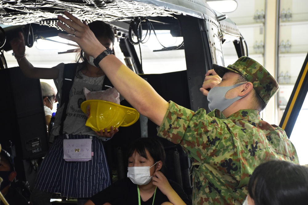 Camp Fuji Marines, Sailors volunteer at community English camp