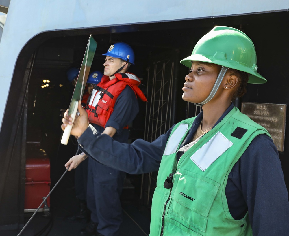 Benfold Conducts Replenishment-at-Sea