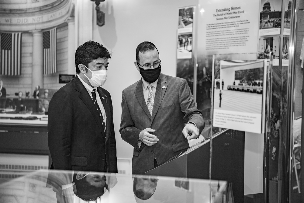 State Minister of Defense of Japan Nakayama Yasuhide Participates in a Public Wreath-Laying Ceremony at the Tomb of the Unknown Soldier