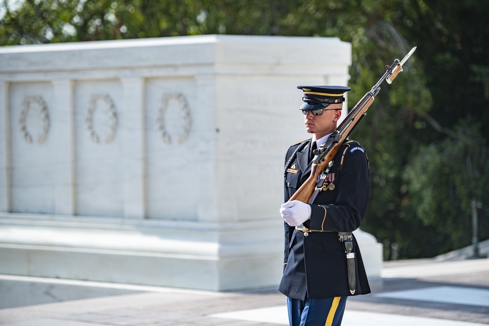 State Minister of Defense of Japan Nakayama Yasuhide Participates in a Public Wreath-Laying Ceremony at the Tomb of the Unknown Soldier
