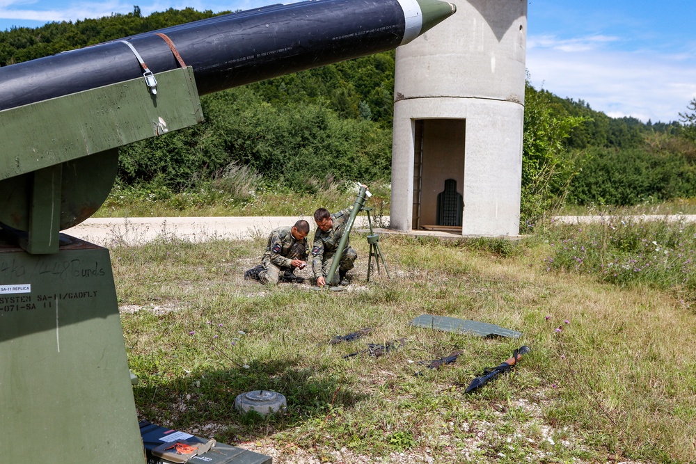 Bulgarian team measures mortar tube1