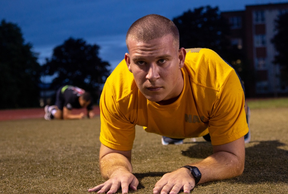210809-N-YF306-0028 NEWPORT, R.I (Aug. 9, 2021) Officer Candidate Performs Forearm Planks During Physical Readiness Test