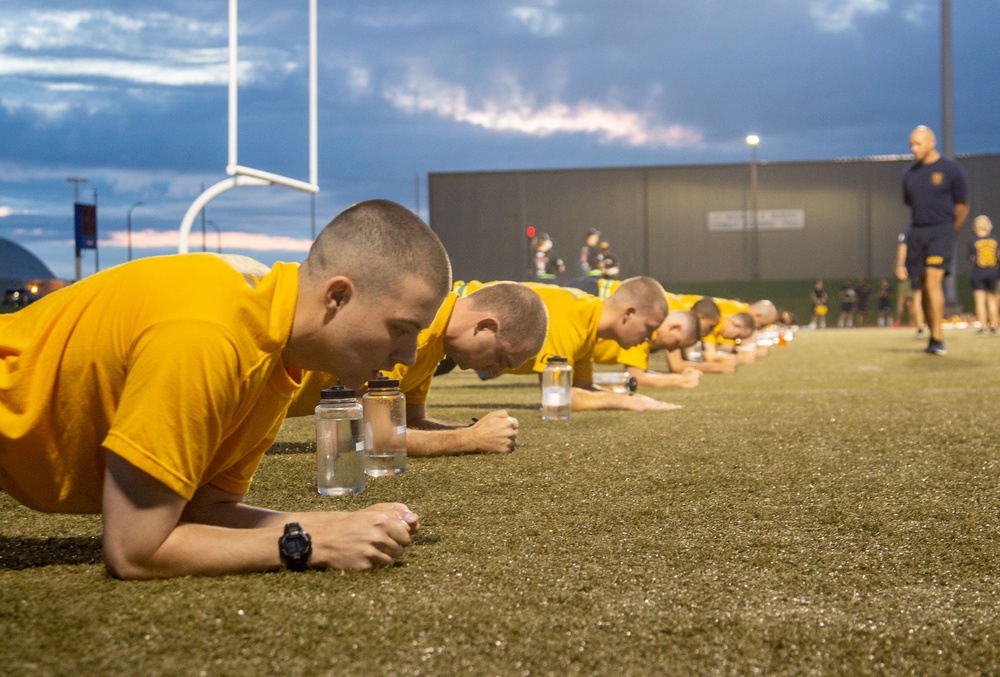 210809-N-YF306-0023 NEWPORT, R.I (Aug. 9, 2021) Officer Candidates Perform Forearm Planks During Physical Readiness Test