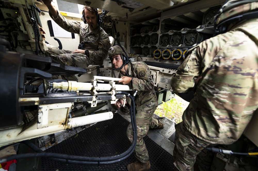 West Virginia Army National Guard 201st Field Artillery Regiment canon crew at Northern Strike 21