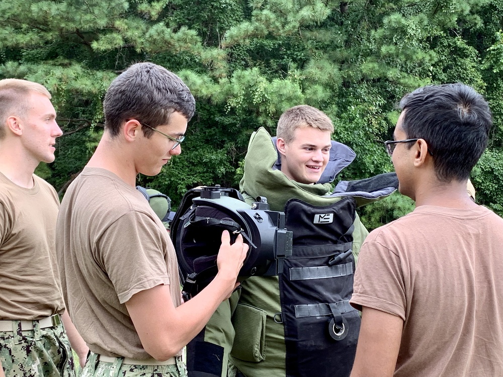 EOD DET Yorktown gives a familiarization tour to Midshipmen from Naval Station Norfolk.