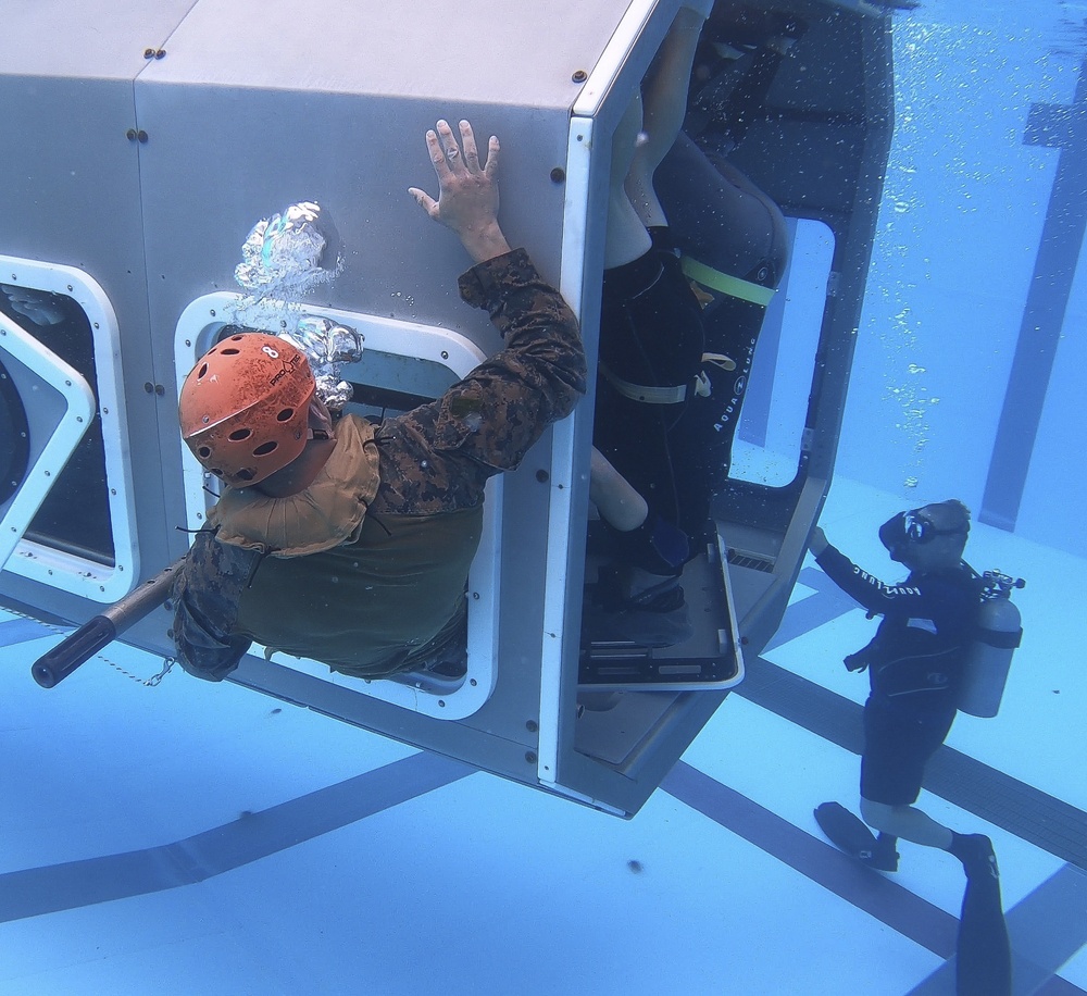 3d Recon Battalion Underwater Egress Training