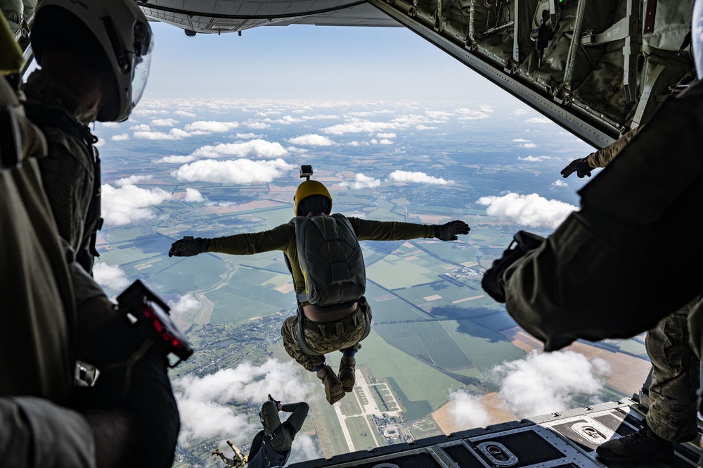 352 Special Operations Forces and Ukrainian Special Operations Forces Conduct a Bilateral Military Free Fall