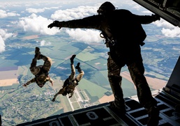 352 Special Operations Forces and Ukrainian Special Operations Forces Conduct a Bilateral Military Free Fall