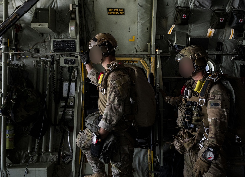 352 Special Operations Forces and Ukrainian Special Operations Forces Conduct a Bilateral Military Free Fall