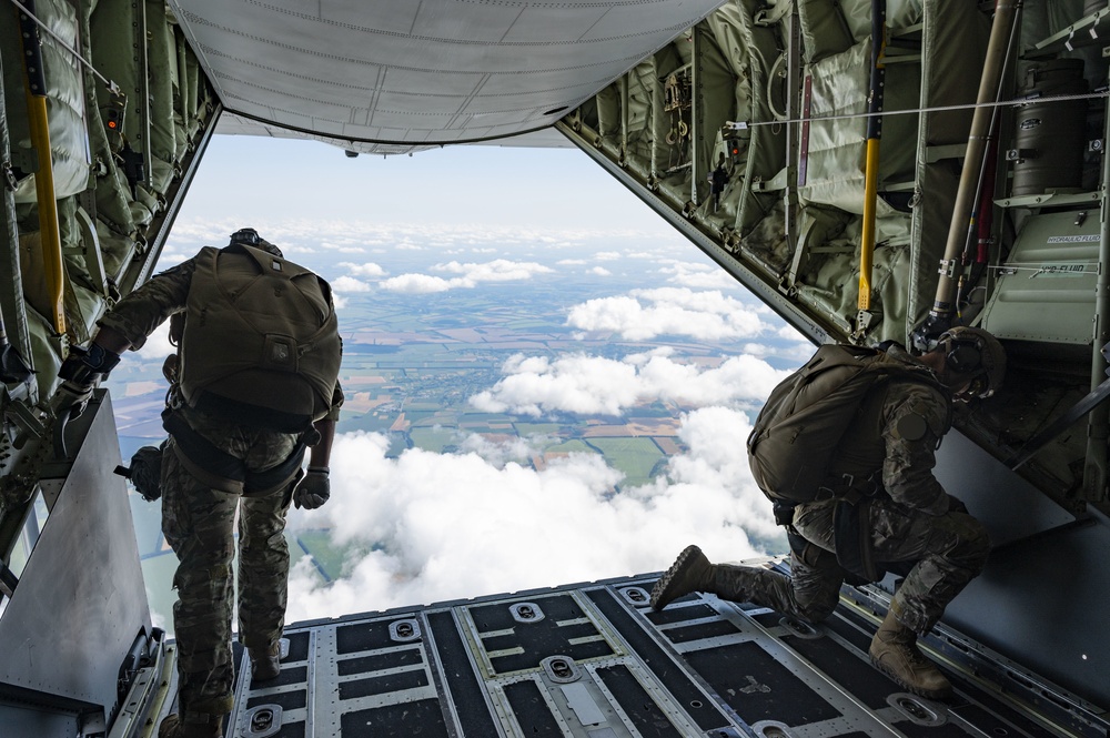 352 Special Operations Forces and Ukrainian Special Operations Forces Conduct a Bilateral Military Free Fall