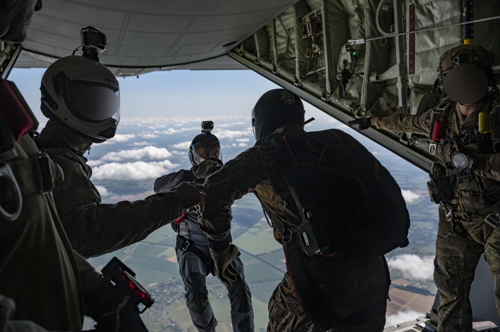 352 Special Operations Forces and Ukrainian Special Operations Forces Conduct a Bilateral Military Free Fall