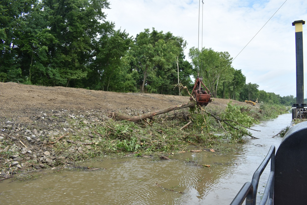 Clearing &amp; Snagging Unit Leads Memphis District Revetment