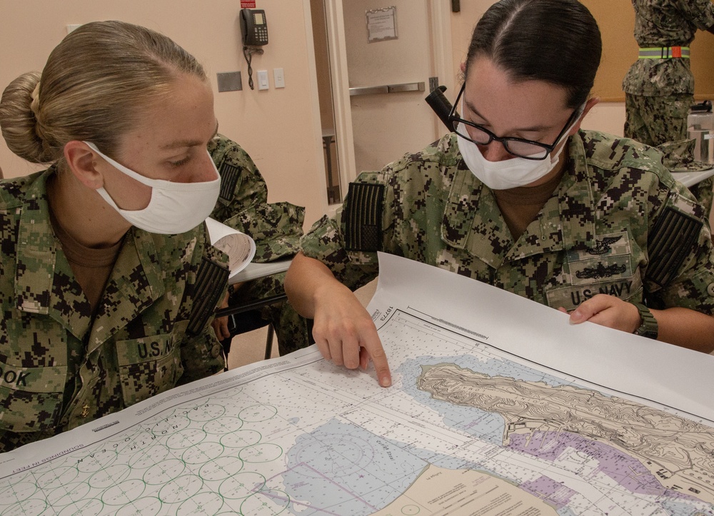 210810-N-YF306-0094 NEWPORT, R.I (Aug. 10, 2021) Officer Candidates Identify A Visual Navigation Aid During Class