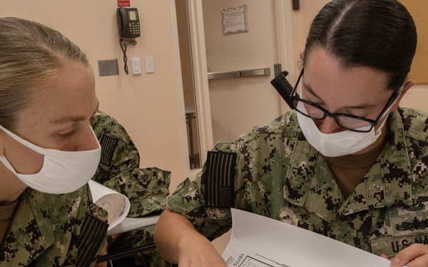 210810-N-YF306-0094 NEWPORT, R.I (Aug. 10, 2021) Officer Candidates Identify A Visual Navigation Aid During Class