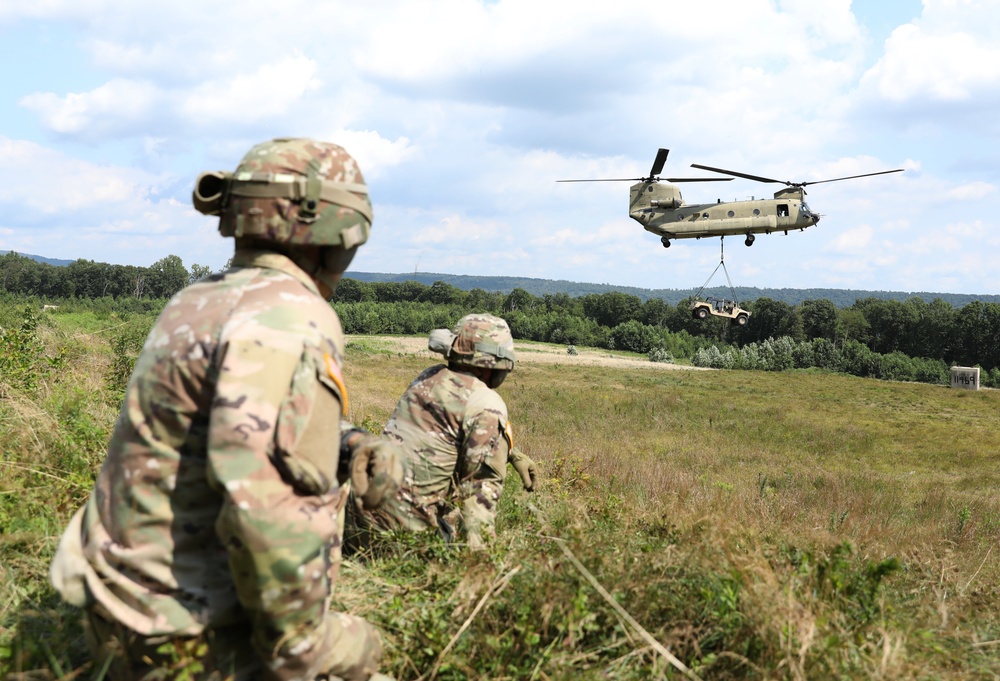 1-109th Infantry Soldiers conduct sling load training